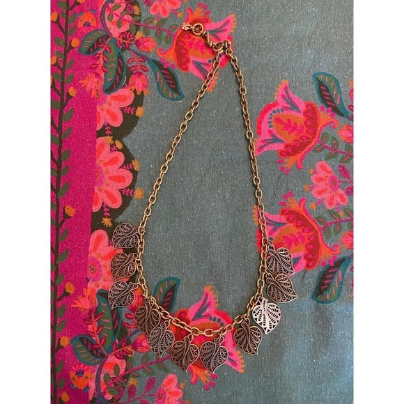 Gorgeous Leaf Necklace - Picture 6 of 6